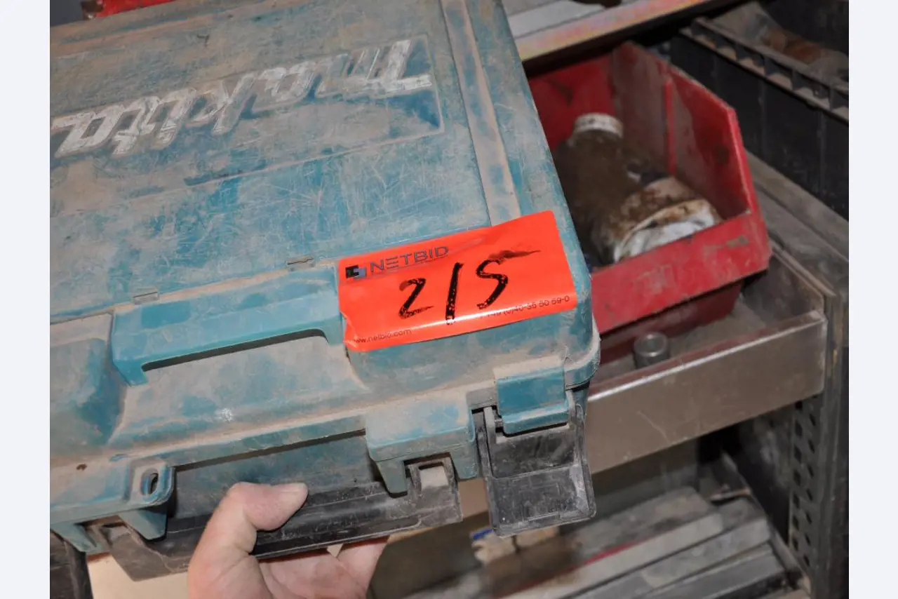 Moderní, dobře udržovaná stavební a staveništní vozidla a další strojní zařízení z oblasti stavebnictví.-2