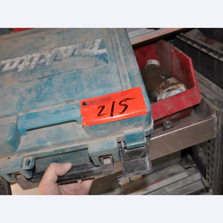 Moderní, dobře udržovaná stavební a staveništní vozidla a další strojní zařízení z oblasti stavebnictví.-2