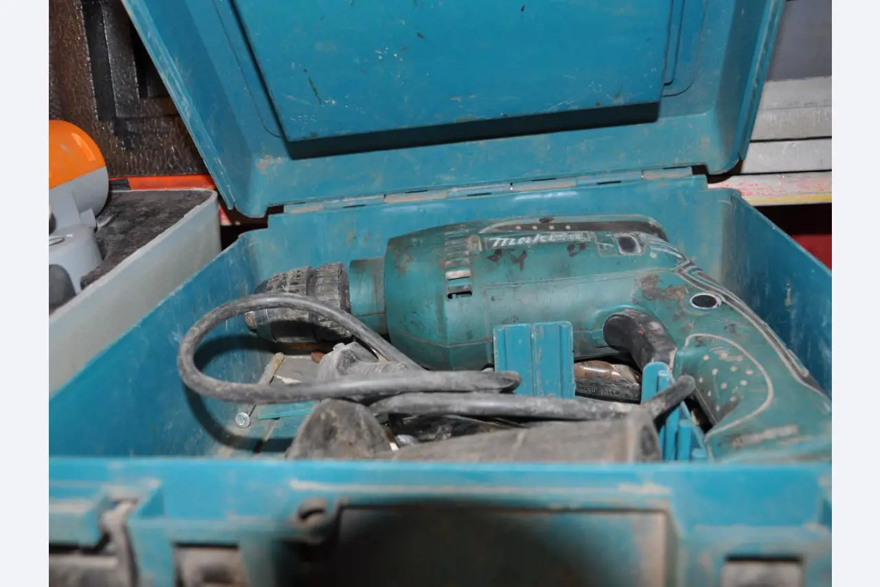 Moderní, dobře udržovaná stavební a staveništní vozidla a další strojní zařízení z oblasti stavebnictví.-1