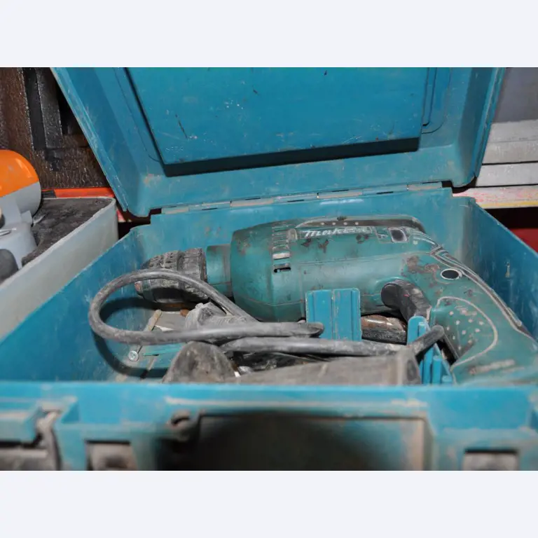 Moderní, dobře udržovaná stavební a staveništní vozidla a další strojní zařízení z oblasti stavebnictví.-1