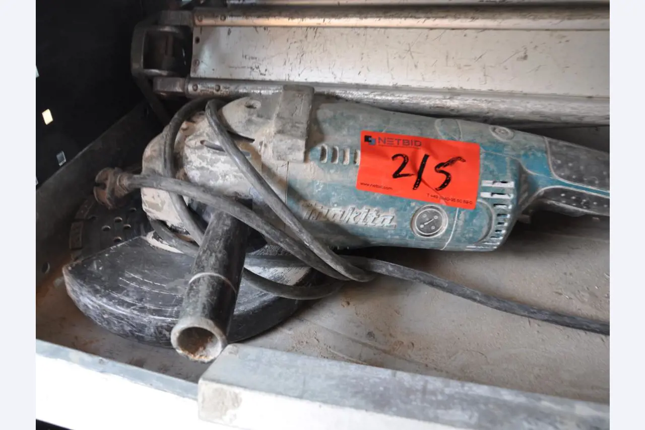 Moderní, dobře udržovaná stavební a staveništní vozidla a další strojní zařízení z oblasti stavebnictví.-3