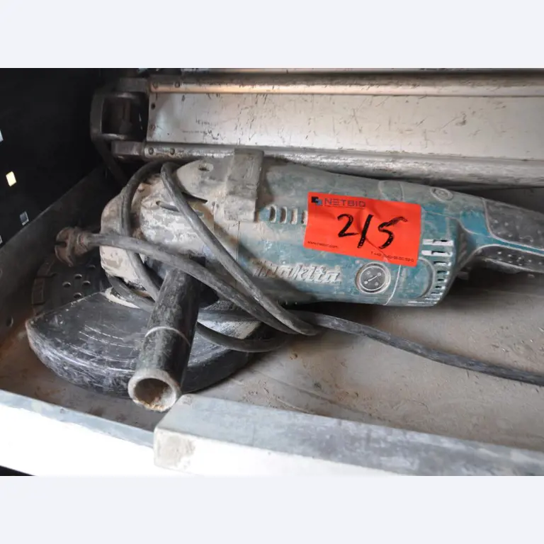 Moderní, dobře udržovaná stavební a staveništní vozidla a další strojní zařízení z oblasti stavebnictví.-3