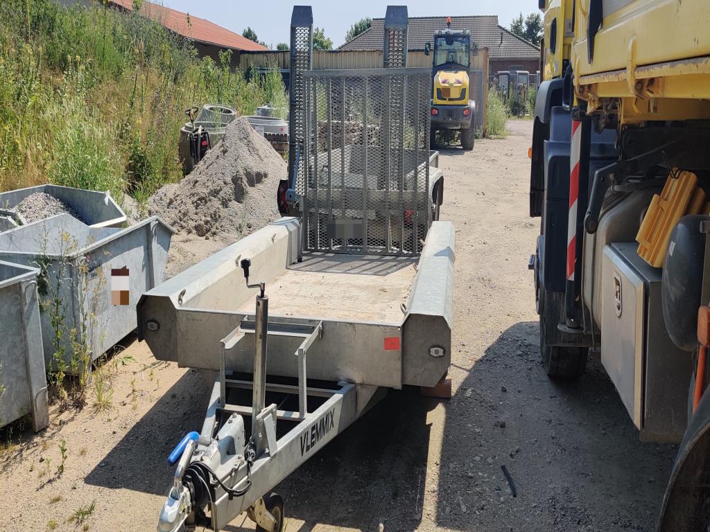 Vehículos de obra y construcción modernos y bien mantenidos y otros equipos mecánicos del sector de la ingeniería civil-1