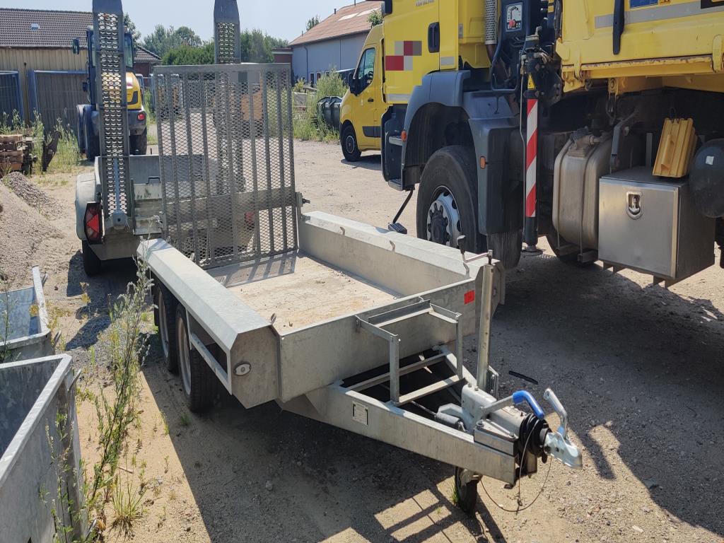 Vehículos de obra y construcción modernos y bien mantenidos y otros equipos mecánicos del sector de la ingeniería civil-5