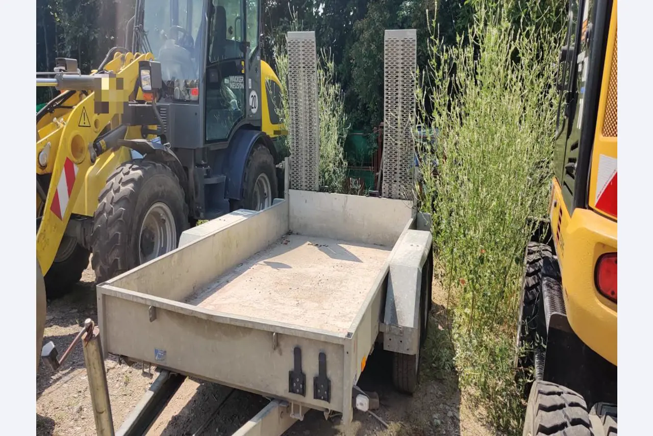 Moderní, dobře udržovaná stavební a staveništní vozidla a další strojní zařízení z oblasti stavebnictví.-1