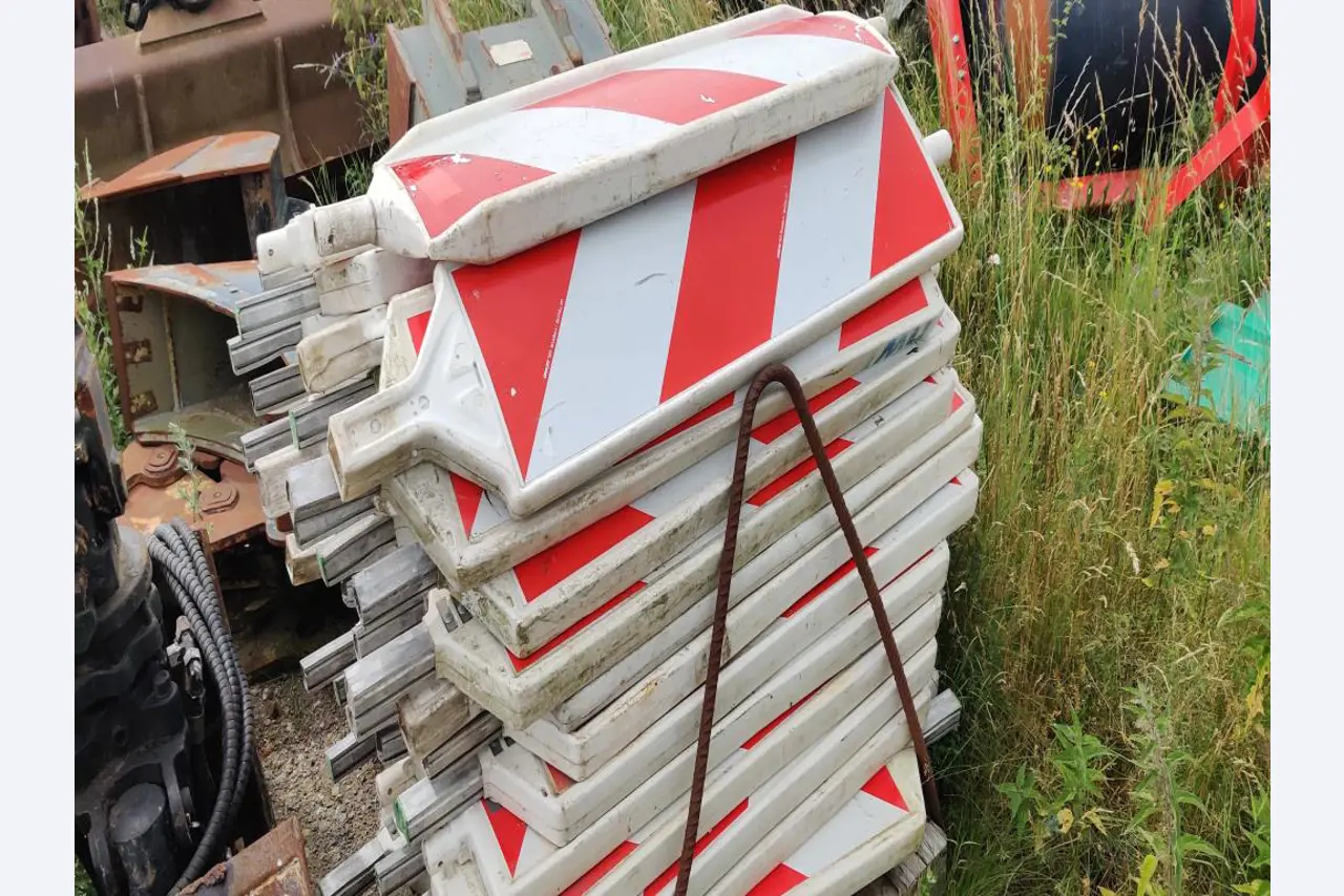 Moderní, dobře udržovaná stavební a staveništní vozidla a další strojní zařízení z oblasti stavebnictví.-2