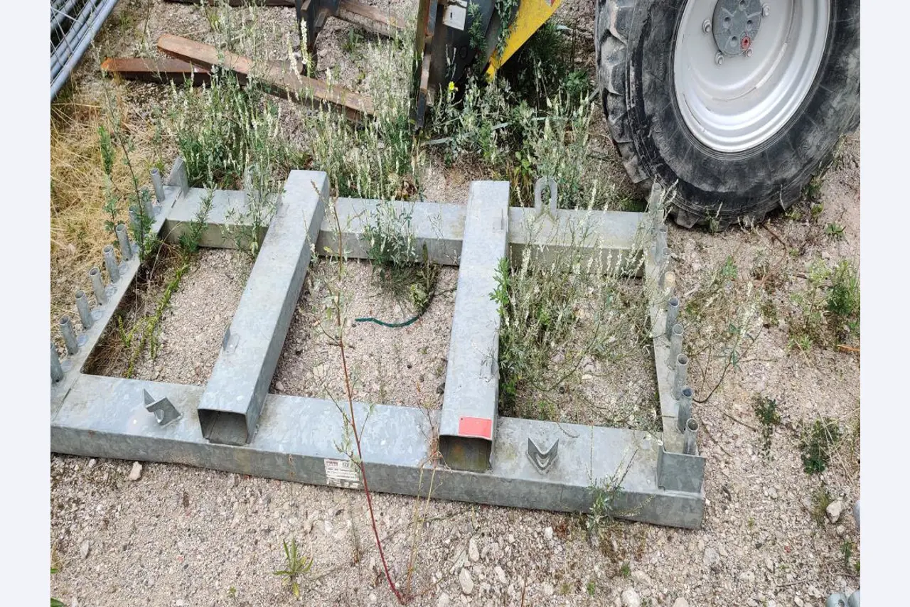 Moderní, dobře udržovaná stavební a staveništní vozidla a další strojní zařízení z oblasti stavebnictví.-8