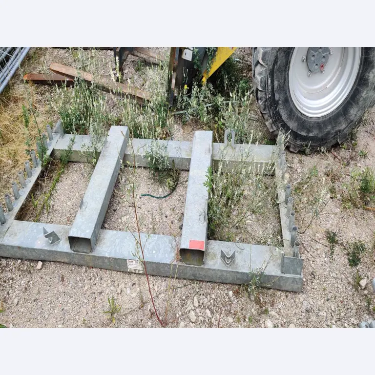 Moderní, dobře udržovaná stavební a staveništní vozidla a další strojní zařízení z oblasti stavebnictví.-8