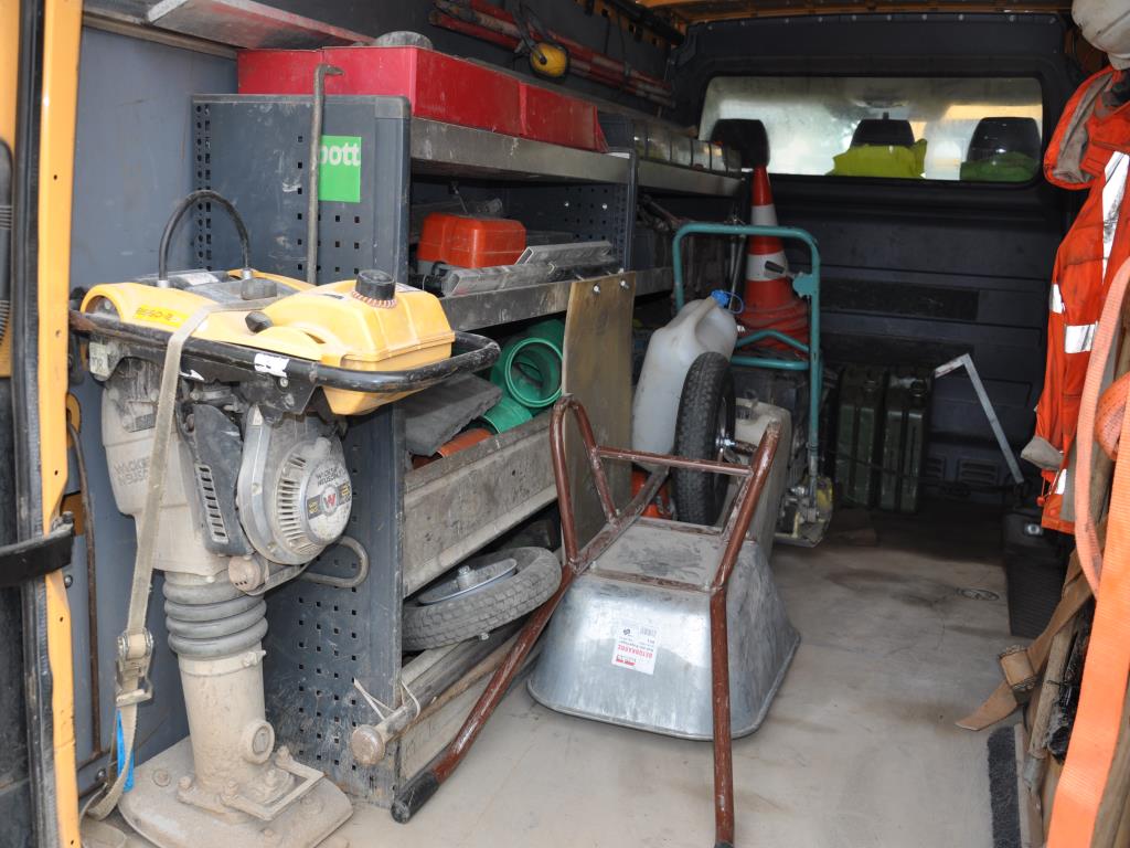 Moderní, dobře udržovaná stavební a staveništní vozidla a další strojní zařízení z oblasti stavebnictví.-5