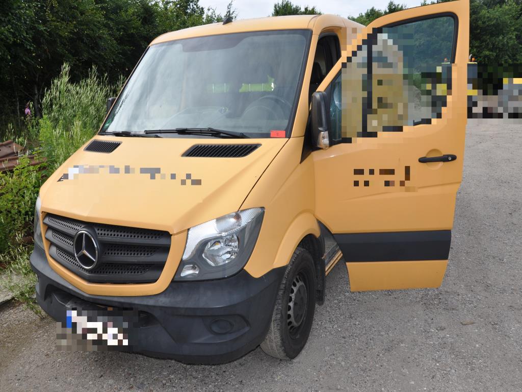 Moderní, dobře udržovaná stavební a staveništní vozidla a další strojní zařízení z oblasti stavebnictví.-1