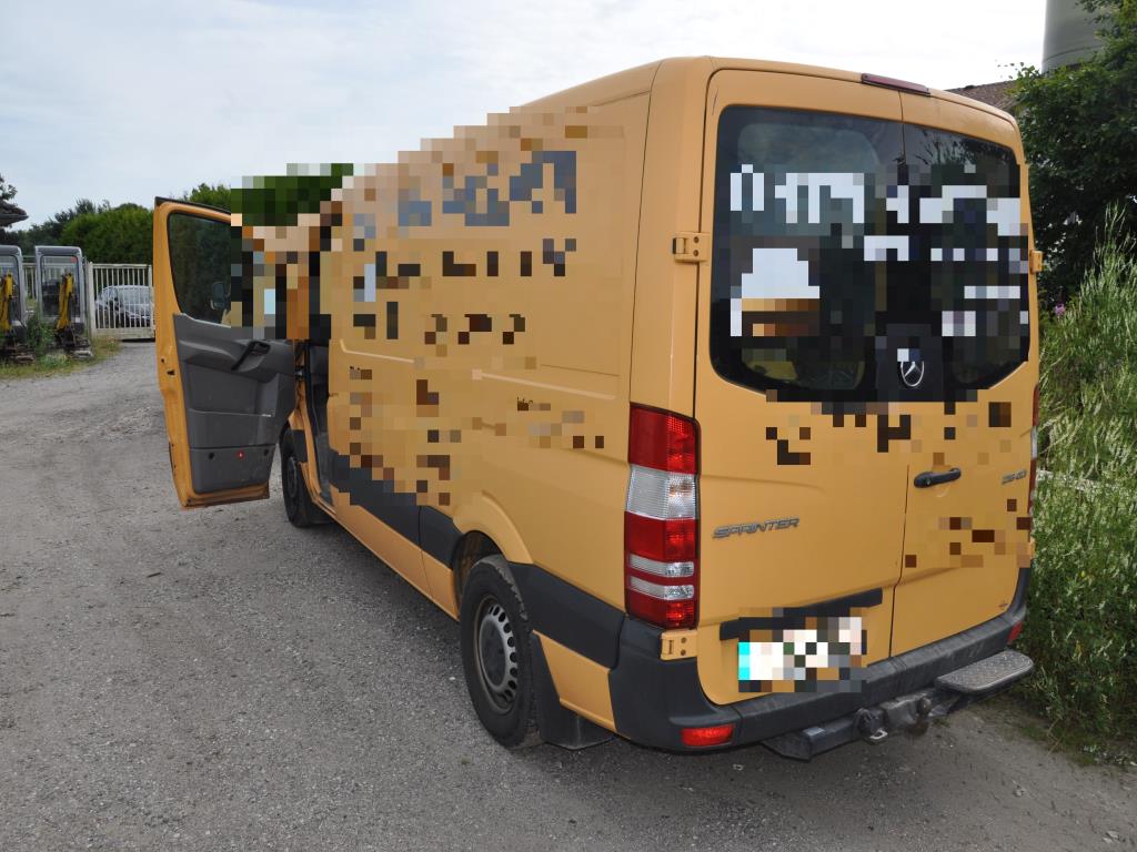 Moderní, dobře udržovaná stavební a staveništní vozidla a další strojní zařízení z oblasti stavebnictví.-7