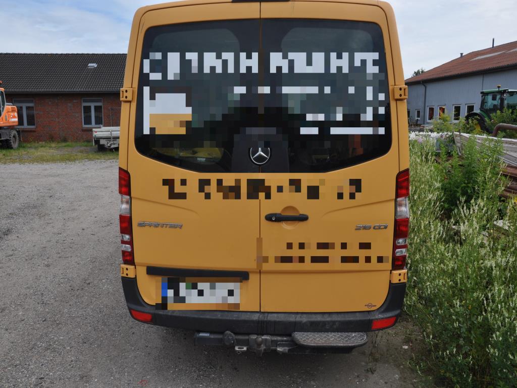 Moderní, dobře udržovaná stavební a staveništní vozidla a další strojní zařízení z oblasti stavebnictví.-8