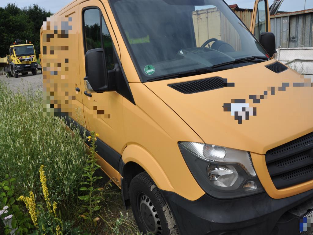 Moderní, dobře udržovaná stavební a staveništní vozidla a další strojní zařízení z oblasti stavebnictví.-10