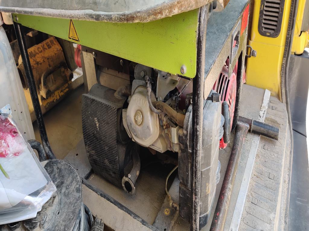 Moderne, gepflegte Bau- und Baustellenfahrzeuge sowie weitere maschinelle Ausstattung aus dem Tiefbau-2