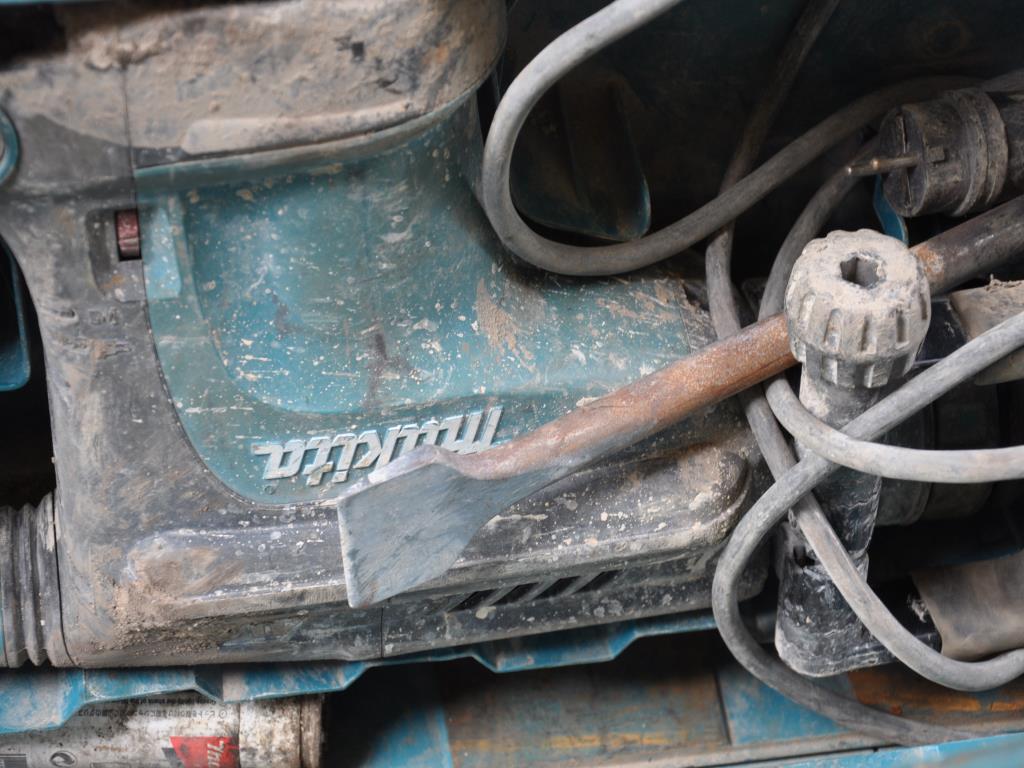 Moderní, dobře udržovaná stavební a staveništní vozidla a další strojní zařízení z oblasti stavebnictví.-1