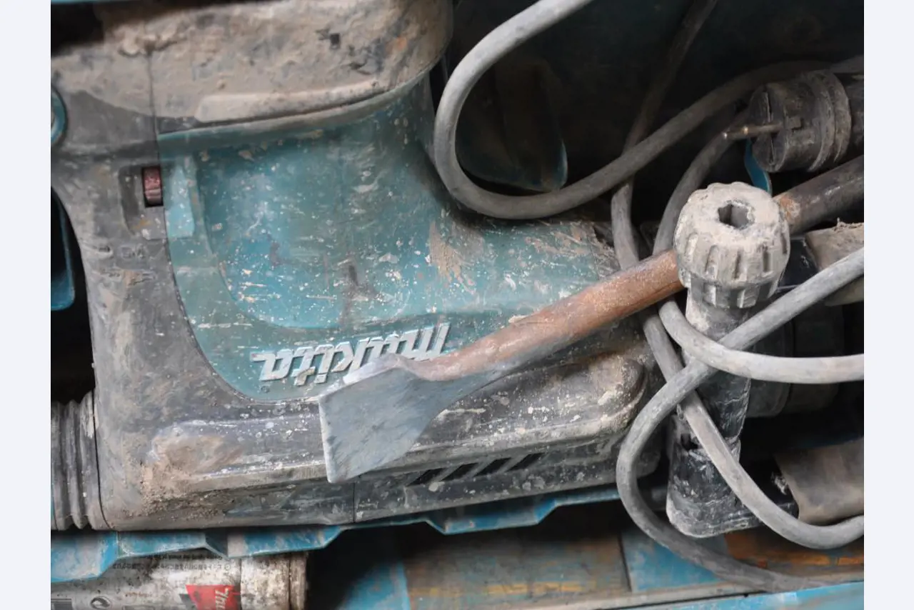 Vehículos de obra y construcción modernos y bien mantenidos y otros equipos mecánicos del sector de la ingeniería civil-1