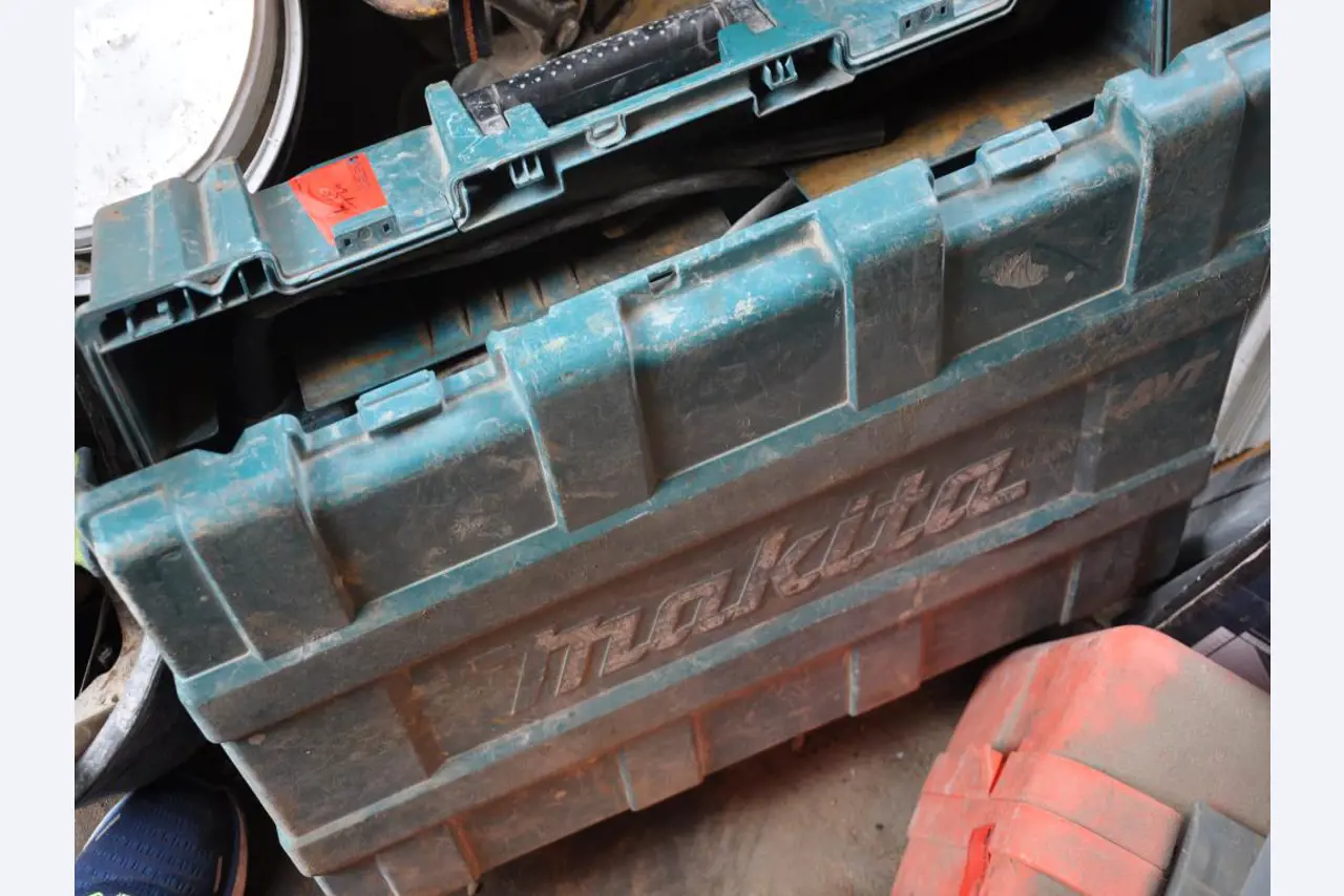 Vehículos de obra y construcción modernos y bien mantenidos y otros equipos mecánicos del sector de la ingeniería civil-2