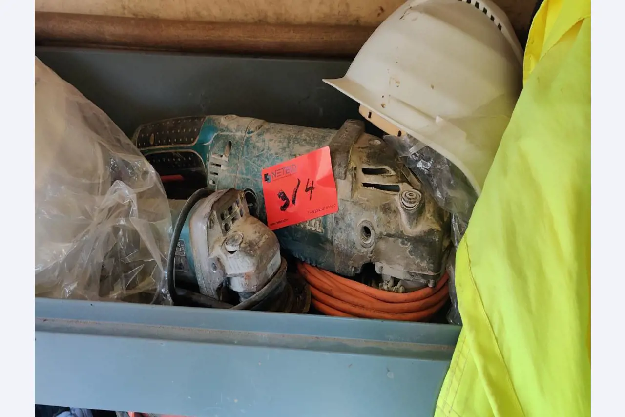 Vehículos de obra y construcción modernos y bien mantenidos y otros equipos mecánicos del sector de la ingeniería civil-3