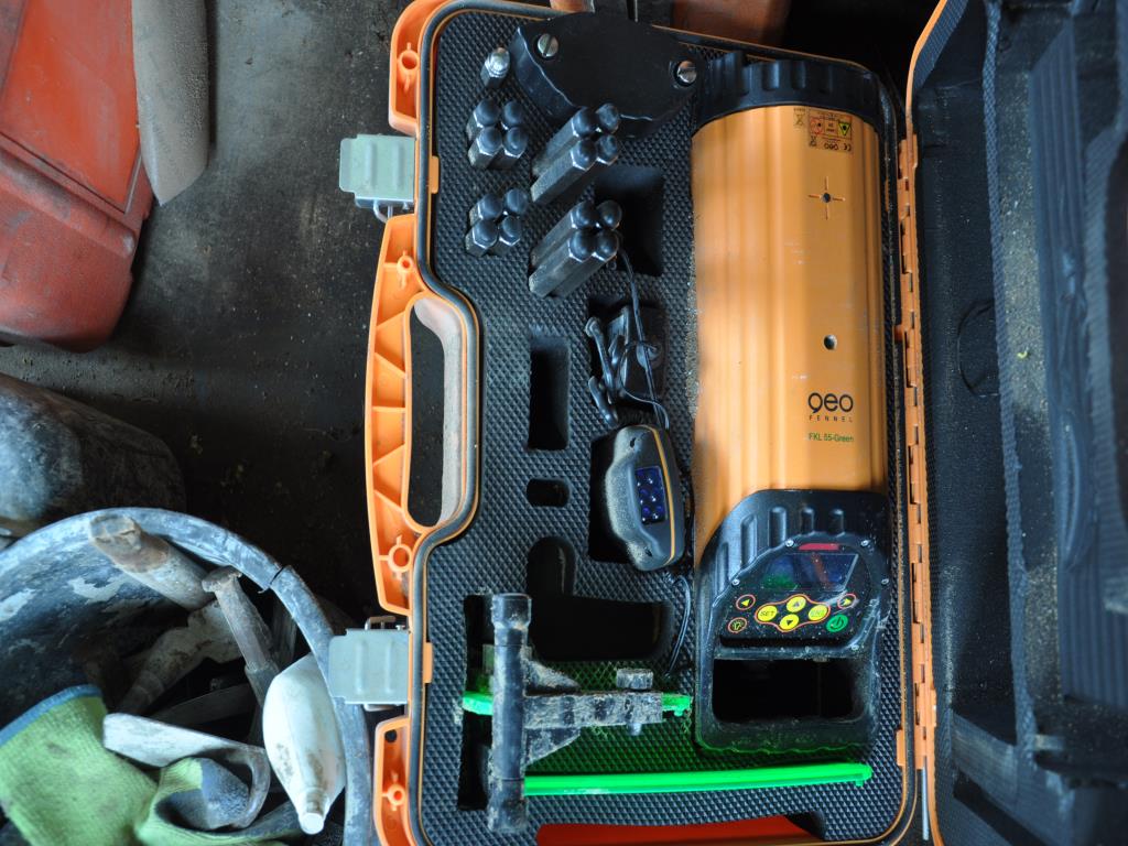 Vehículos de obra y construcción modernos y bien mantenidos y otros equipos mecánicos del sector de la ingeniería civil-1