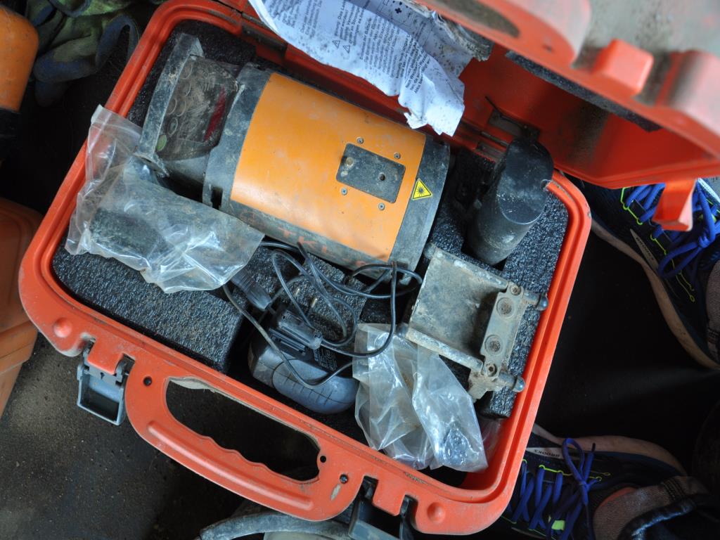 Vehículos de obra y construcción modernos y bien mantenidos y otros equipos mecánicos del sector de la ingeniería civil-3