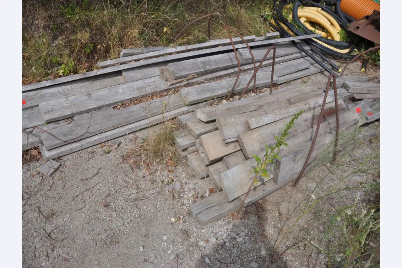 Moderní, dobře udržovaná stavební a staveništní vozidla a další strojní zařízení z oblasti stavebnictví.-12