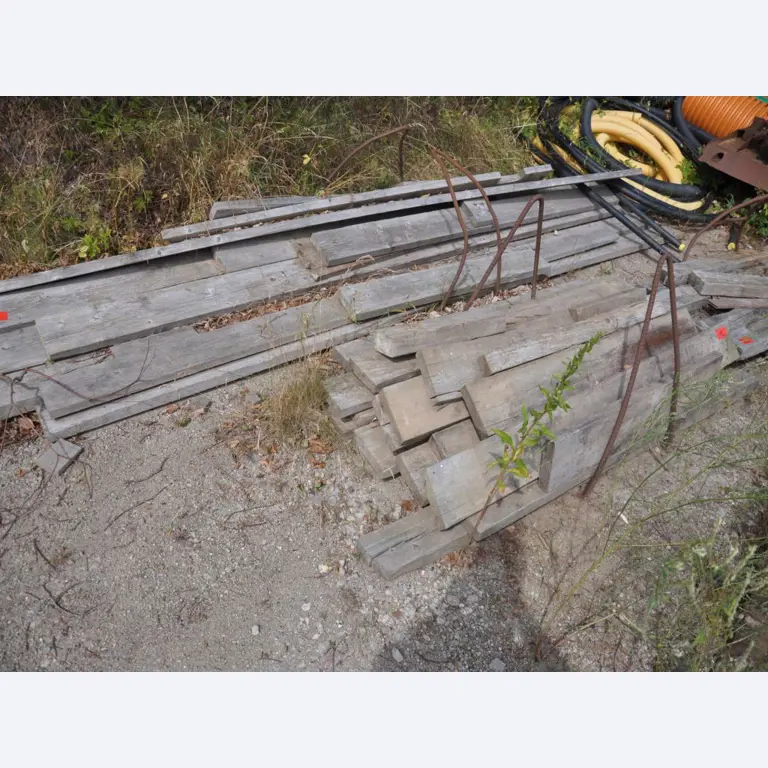 Moderní, dobře udržovaná stavební a staveništní vozidla a další strojní zařízení z oblasti stavebnictví.-12