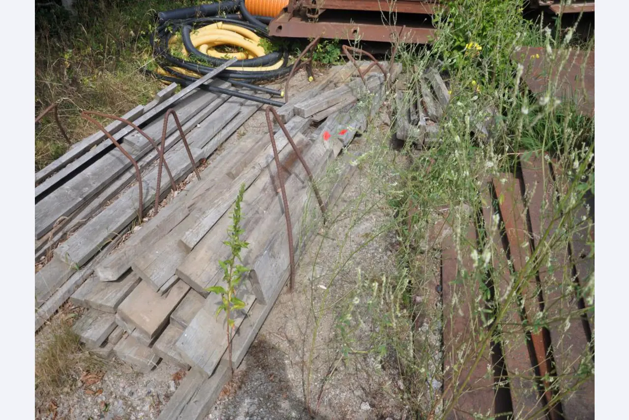 Moderní, dobře udržovaná stavební a staveništní vozidla a další strojní zařízení z oblasti stavebnictví.-13