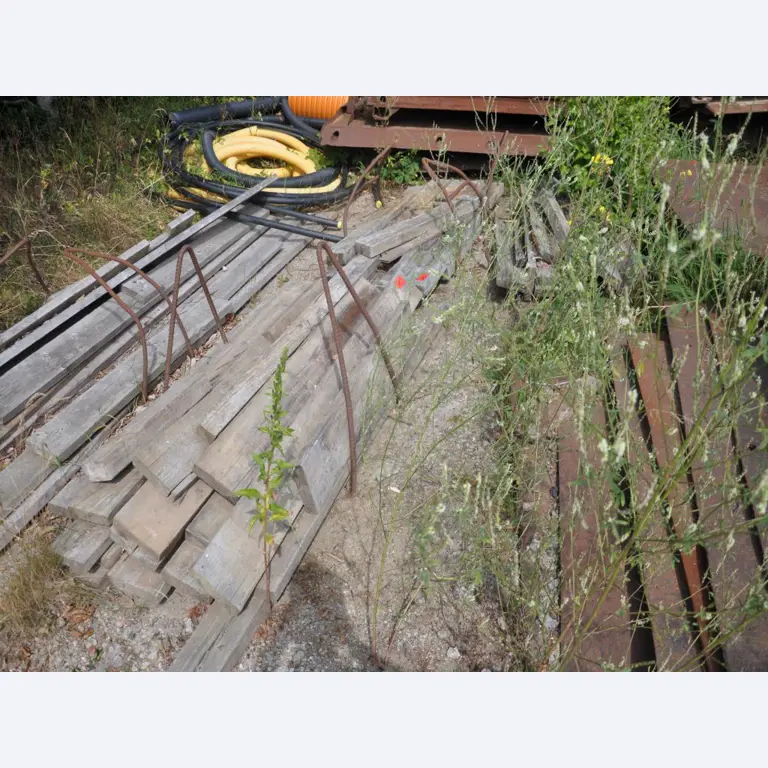 Moderní, dobře udržovaná stavební a staveništní vozidla a další strojní zařízení z oblasti stavebnictví.-13
