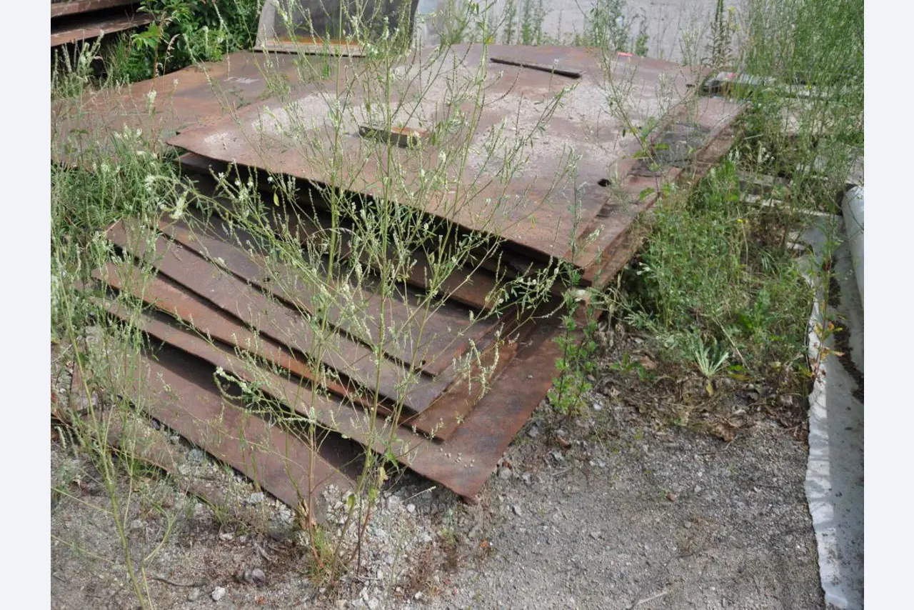 Moderní, dobře udržovaná stavební a staveništní vozidla a další strojní zařízení z oblasti stavebnictví.-14