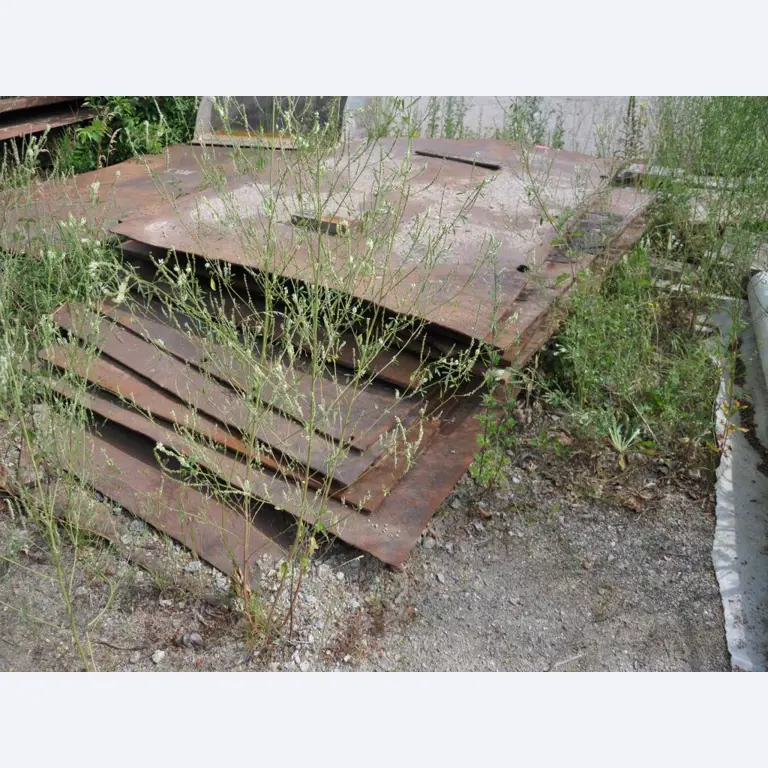 Moderní, dobře udržovaná stavební a staveništní vozidla a další strojní zařízení z oblasti stavebnictví.-14