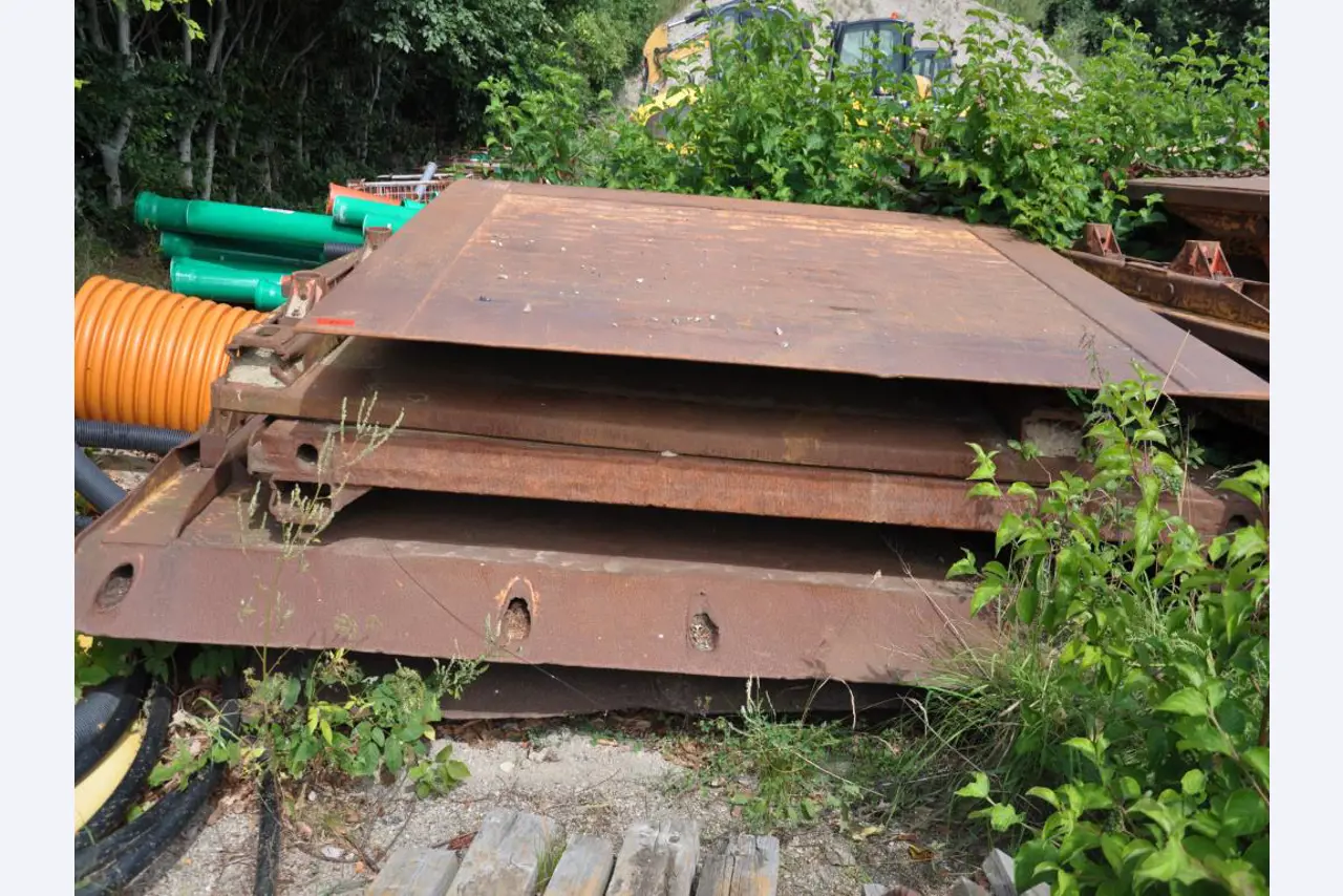 Moderní, dobře udržovaná stavební a staveništní vozidla a další strojní zařízení z oblasti stavebnictví.-16