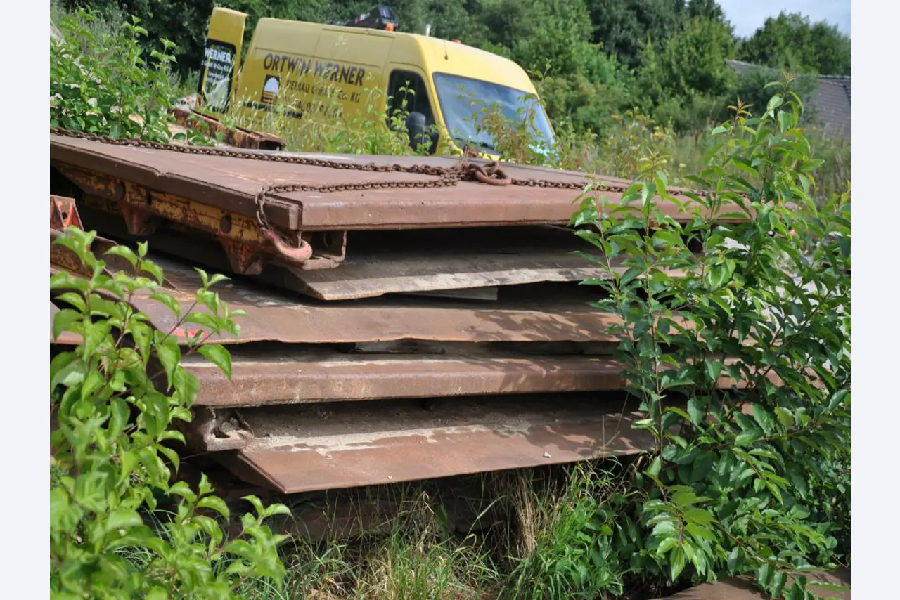 Moderní, dobře udržovaná stavební a staveništní vozidla a další strojní zařízení z oblasti stavebnictví.-17