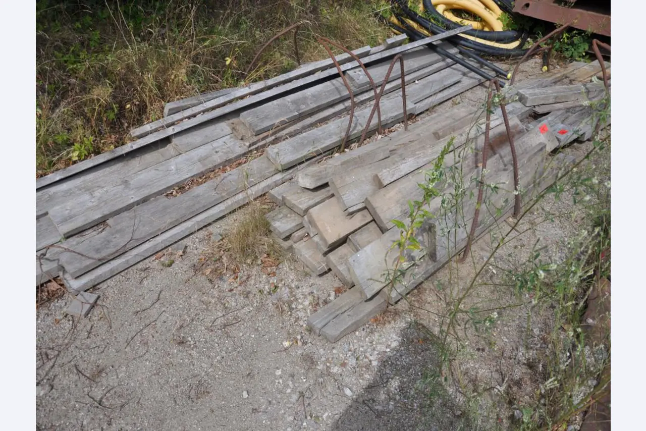 Moderní, dobře udržovaná stavební a staveništní vozidla a další strojní zařízení z oblasti stavebnictví.-18