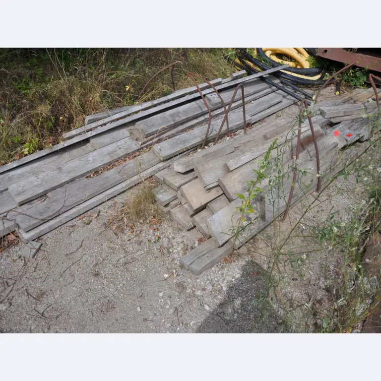 Moderní, dobře udržovaná stavební a staveništní vozidla a další strojní zařízení z oblasti stavebnictví.-18