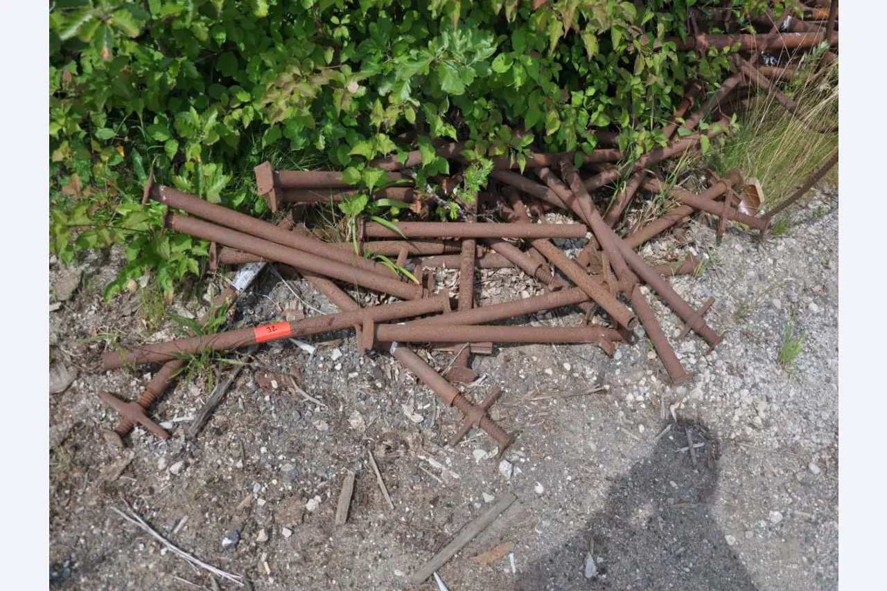 Moderní, dobře udržovaná stavební a staveništní vozidla a další strojní zařízení z oblasti stavebnictví.-20