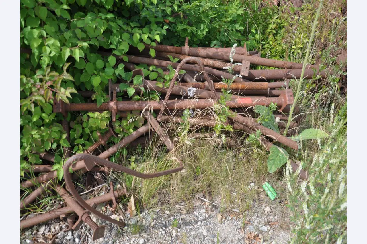 Moderní, dobře udržovaná stavební a staveništní vozidla a další strojní zařízení z oblasti stavebnictví.-21