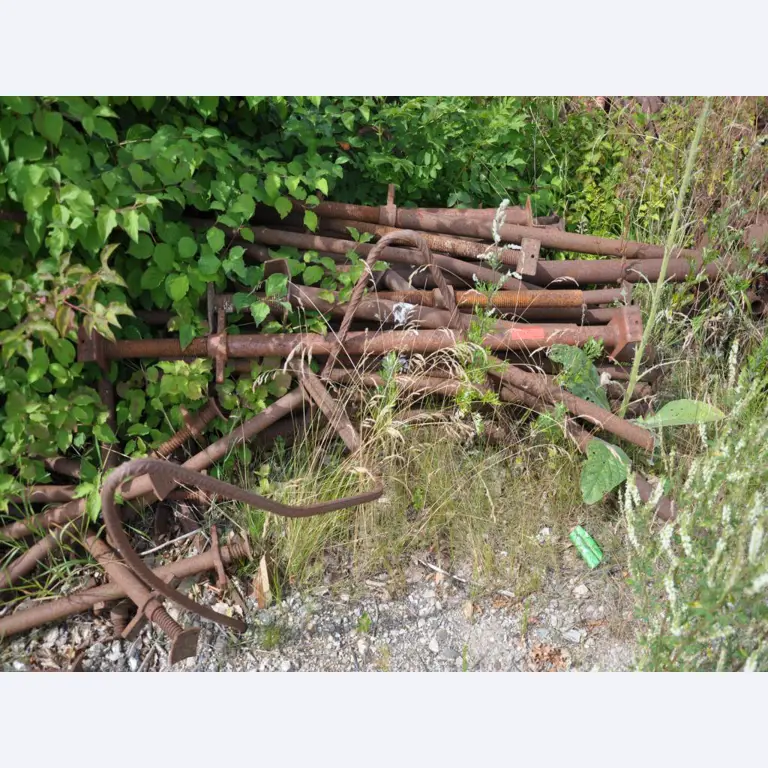 Moderní, dobře udržovaná stavební a staveništní vozidla a další strojní zařízení z oblasti stavebnictví.-21