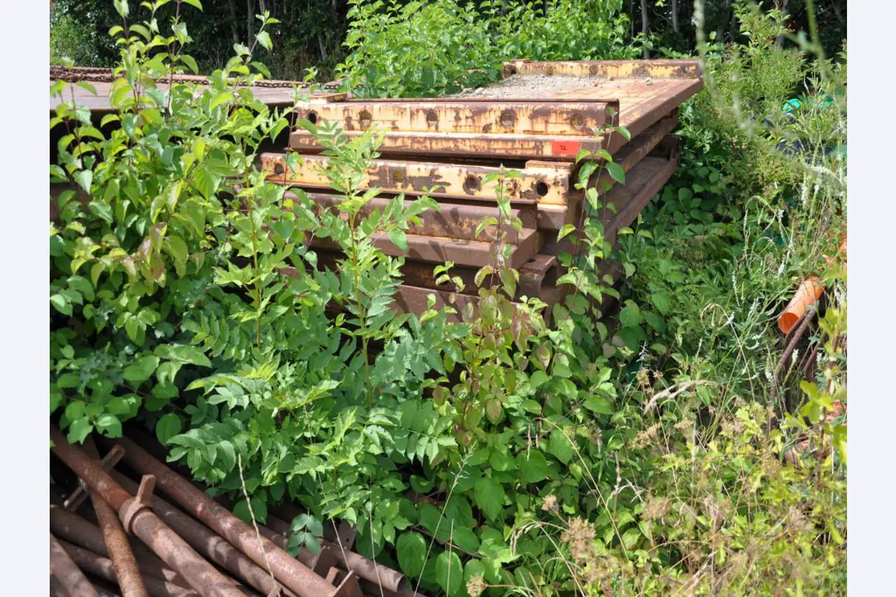 Moderní, dobře udržovaná stavební a staveništní vozidla a další strojní zařízení z oblasti stavebnictví.-22