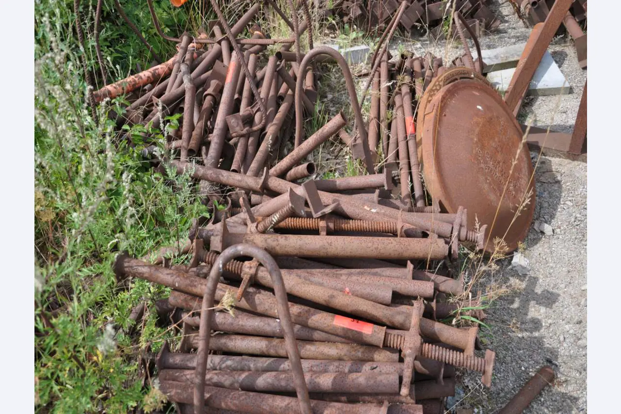 Moderní, dobře udržovaná stavební a staveništní vozidla a další strojní zařízení z oblasti stavebnictví.-24