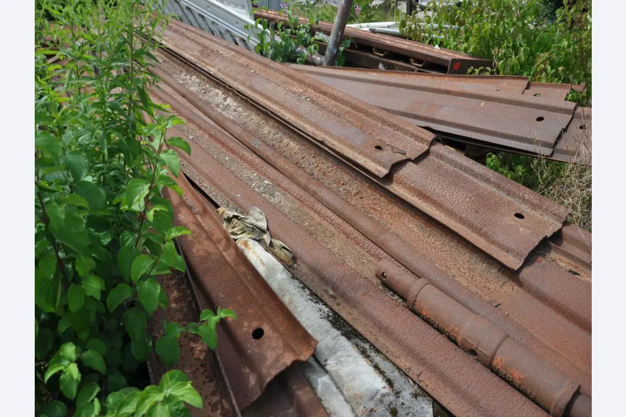 Moderní, dobře udržovaná stavební a staveništní vozidla a další strojní zařízení z oblasti stavebnictví.-7