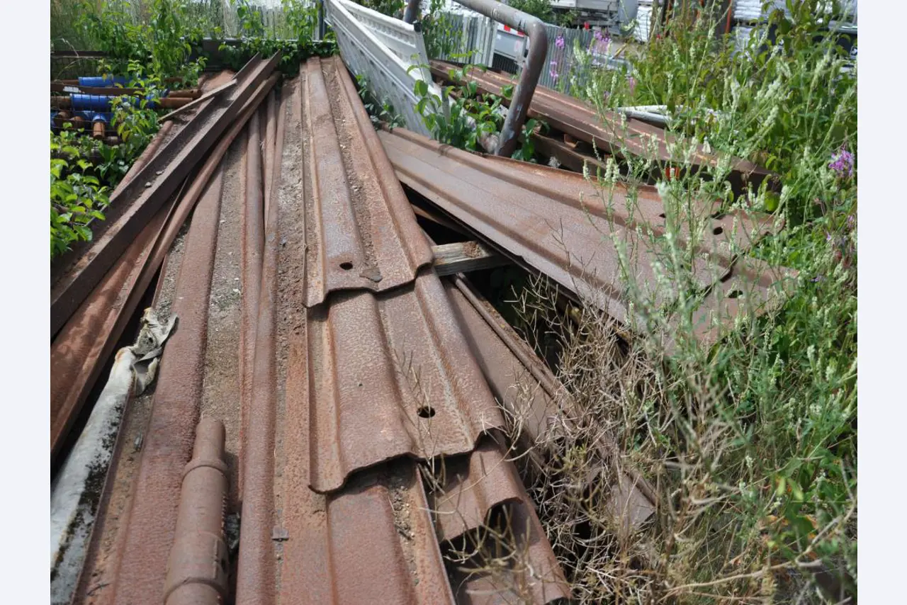 Moderní, dobře udržovaná stavební a staveništní vozidla a další strojní zařízení z oblasti stavebnictví.-8