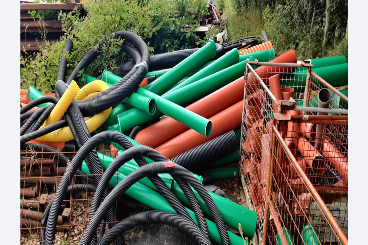 Moderne, goed onderhouden bouwvoertuigen en andere mechanische apparatuur uit de weg- en waterbouwsector-2