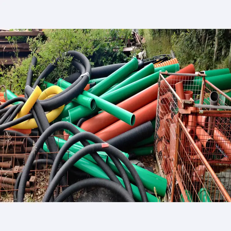 Moderne, goed onderhouden bouwvoertuigen en andere mechanische apparatuur uit de weg- en waterbouwsector-2