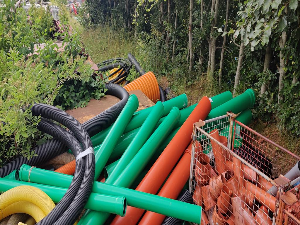 Sodobna, dobro vzdrževana gradbena vozila in vozila za gradbišča ter druga mehanska oprema iz sektorja gradbeništva.-3