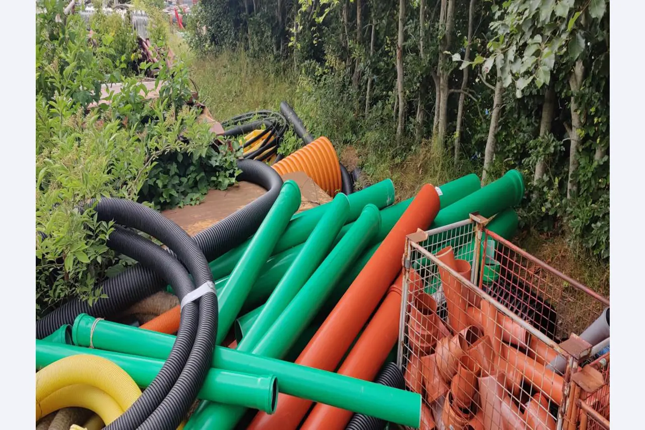 Moderne, goed onderhouden bouwvoertuigen en andere mechanische apparatuur uit de weg- en waterbouwsector-3