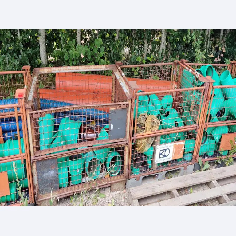 Moderne, goed onderhouden bouwvoertuigen en andere mechanische apparatuur uit de weg- en waterbouwsector-1