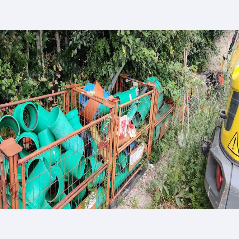 Moderne, goed onderhouden bouwvoertuigen en andere mechanische apparatuur uit de weg- en waterbouwsector-5