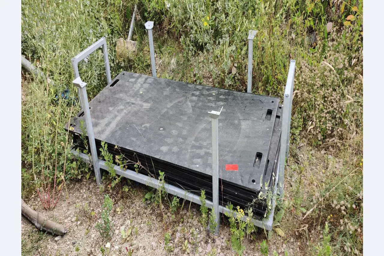 Moderní, dobře udržovaná stavební a staveništní vozidla a další strojní zařízení z oblasti stavebnictví.-3