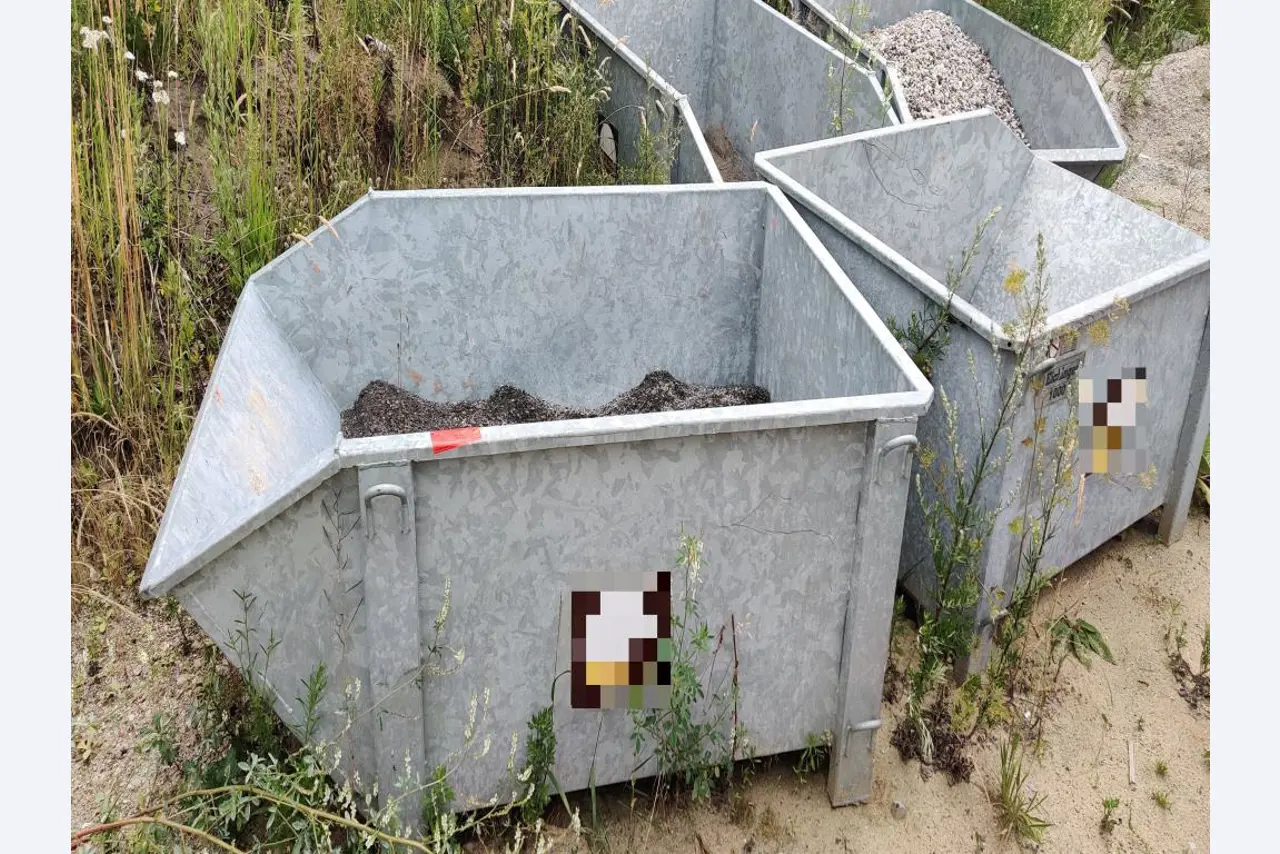Moderní, dobře udržovaná stavební a staveništní vozidla a další strojní zařízení z oblasti stavebnictví.-5