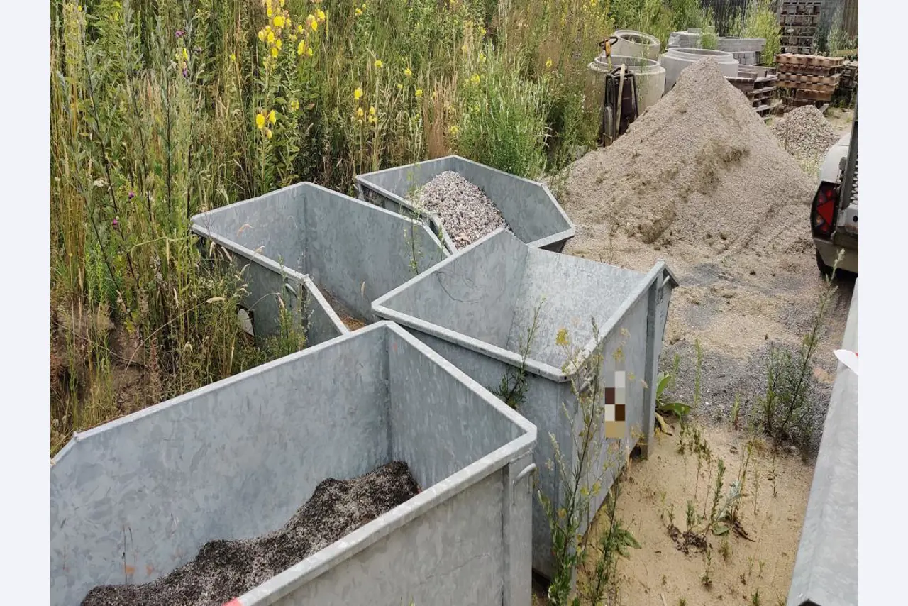 Moderní, dobře udržovaná stavební a staveništní vozidla a další strojní zařízení z oblasti stavebnictví.-1